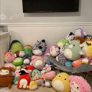 Approximately 50 squishamallows. Like new!